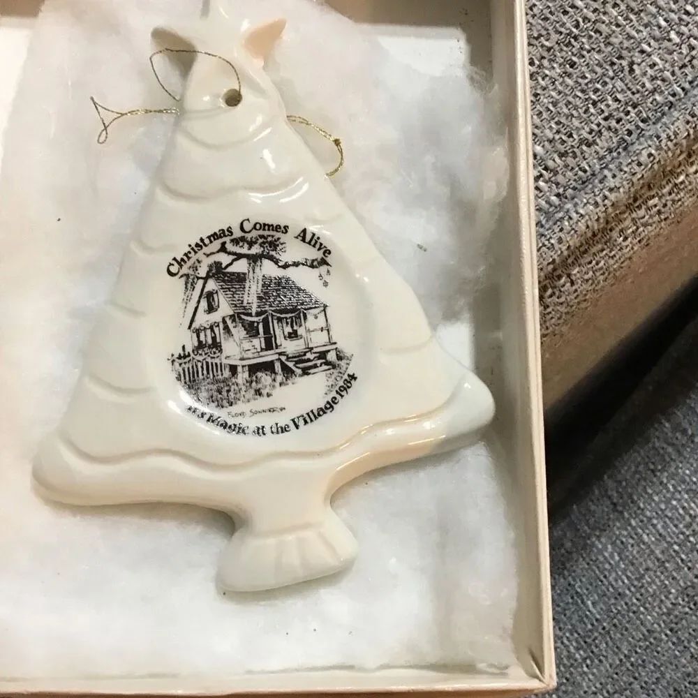 Floyd Sonnier Christmas village 1984 porcelain ornament